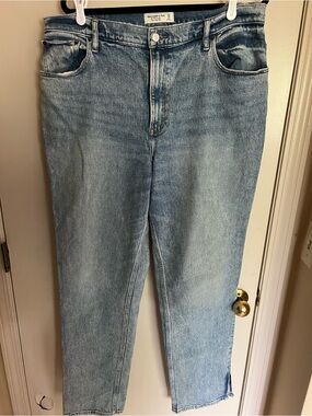 A&F The 90’s Straight Ultra High Rise denim jeans
